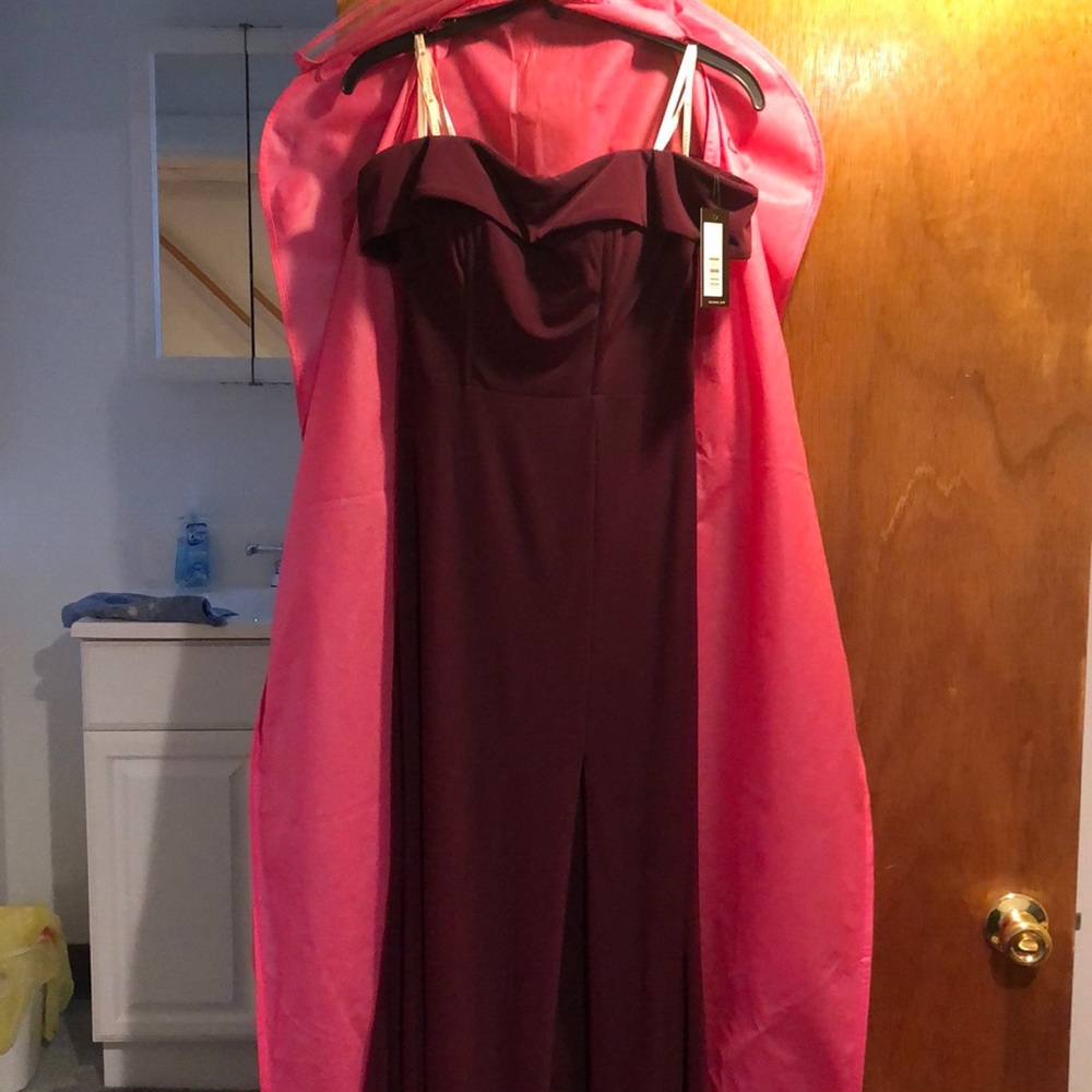 Faviana OTS gown in burgundy NWT size 4